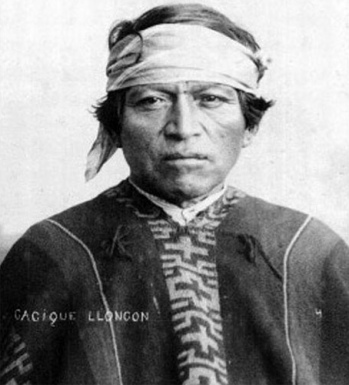 Poncho de un cacique mapuche
(cacique Lloncon) con diseño mapuche, 1890 apr. Poncho de un cacique
mapuche (cacique Lloncon) con diseño mapuche,
1890 apr.