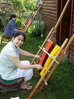 Telar mapuche en el jard�n apoyado a la
                          pared de la casa