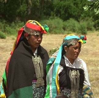 Mujeres mapuches
                          con joya pectoral de trapelacucha y con vincha
                          de trarilonco