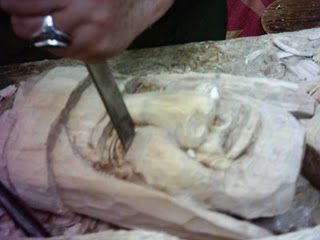 Máscara mapuche de madera con cuchillo de
trinchar Máscara mapuche de madera con cuchillo
de trinchar