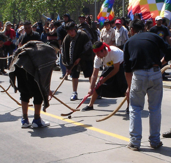 Mapuches juegan hockey ("chueca" /
"palin"), demonstración en Santiago de Chile
2006 Mapuches juegan hockey ("chueca"
/ "palin"), demonstración en Santiago de
Chile 2006