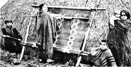 Telar mapuche en el jard�n puesto a la
                          ruca, 1903 apr.