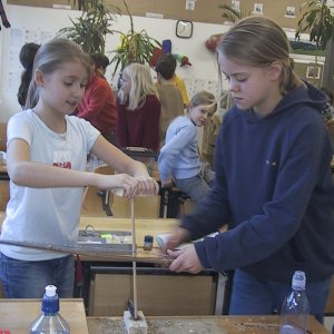 Ni�os frotando fuego
                        con postes, palos y arco alrededor, y el palo
                        tiene un calor enorme