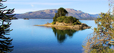 El lago Alumin� en
                        los Andes de Argentina