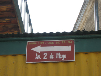 Die Allee des 2. Mai ("avenida 2 de
                          Mayo") kreuzt die Schienen, das ist das
                          Schild