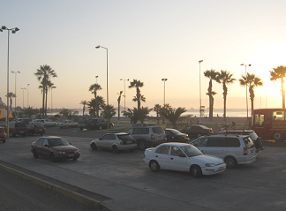 Arica,
                        der Chinchorro-Strand mit Parkplatz