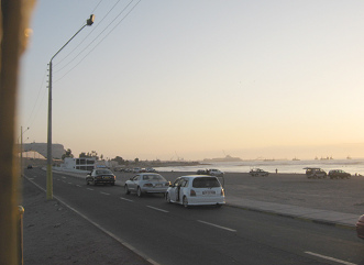 Arica,
                        Chinchorro-Strand, und im Hintergrund der Hafen