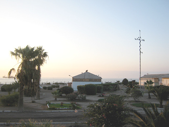 Arica,
                        der Strand ist mit Draht abgesperrt