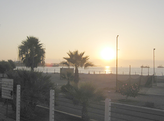Arica, abgesperrter Strand mit Sonnenuntergang