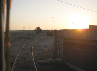 Die
                        Eisenbahngeleise mit Sonnenuntergang