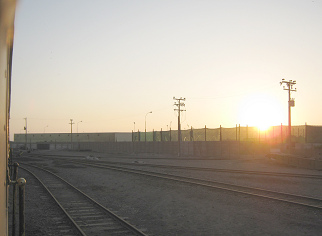 Die
                        Bahnstation von Arica mit Geleisen und mit
                        Sonnenuntergang