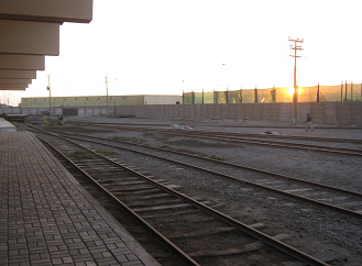 Carriles de la estacin de trenes en Arica
                        con un ltimo saludo del sol