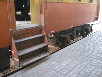 Der Zug mit seiner steilen Treppe am
                        Eingang