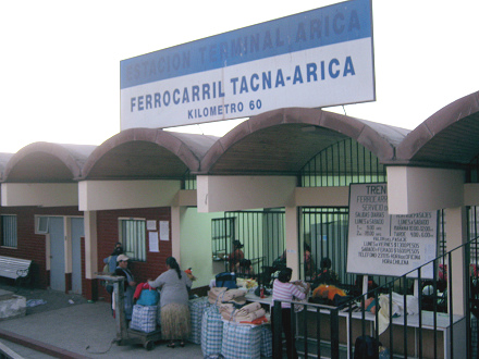 Arica, die Fassade der Eisenbahnstation mit
                        der grossen Tafel