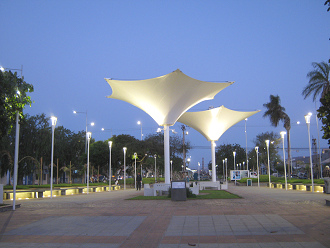 El parque
              General Carlos en la noche con techos elegantes