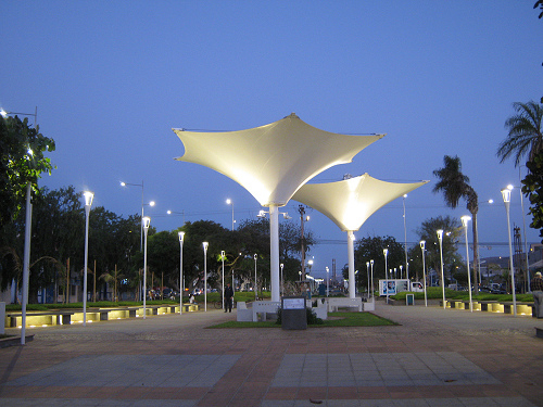 Der Park "General Karl"
                        ("parque General Carlos") bei Nacht,
                        mit eleganten Dchern