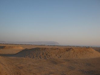 Colinas del desierto con la baha de
                              Arica
