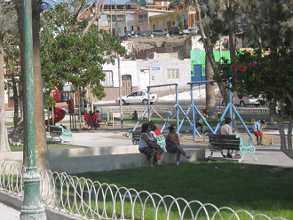 Plaza Mackenna, jardn infantil con
                        columpios