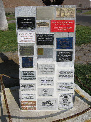Alle zum Strand von Arica, das Raddenkmal mit
                    seinen Tfelchen