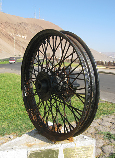 Alle zum Strand von Arica, das Raddenkmal mit
                    seinem Rad