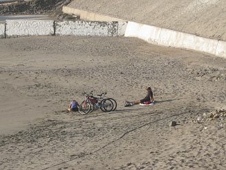 Playa Laucho, gente con bicicletas