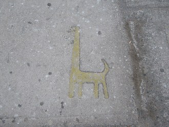 St.-Martinsallee,
                                Geoglyphenzeichnung oder
                                Petroglyphenzeichnung eines gelben
                                Lamas