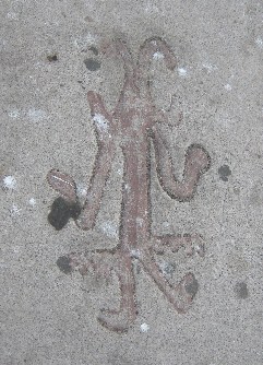 St.-Martinsallee, Geoglyphenzeichnung oder
                Petroglyphenzeichnung eines roten Ausserirdischen mit
                Antennen auf dem Kopf