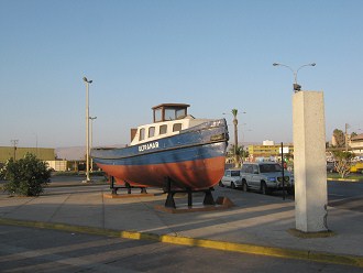 Avenida Lira, el barco de frente, primer
                        plano