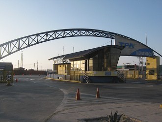 Der
                        Eingang zum Hafen von Arica