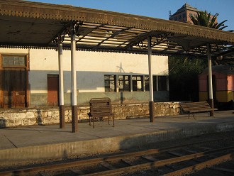 Arica: Estacin de trenes para Bolivia,
                        edificio con andn (01)
