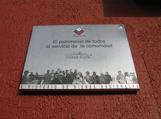 Die Tafel des chilenischen
                                Heimatministeriums ("ministerio de
                                bienes nacionales")
