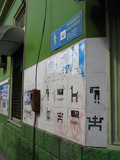 Graffitis mit Geoglyphen und Petroglyphen
                          an der Fussgngerzone Bolognesi
