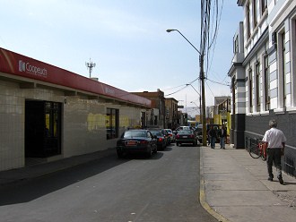 Baquedanostrasse ("calle
                        Baquedano"), die Autoschlange der
                        Kollektivtaxis