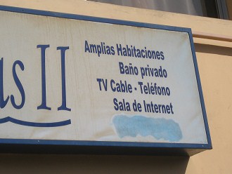 Pratstrasse, die Tafel des Hotels "Zu
                        den Palmen" mit der Angabe eines
                        Internetsaals ("sala de Internet")