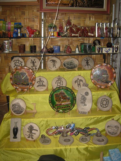 Calle Coln, centro artesanal, placas con
                          geoglifos o petroglifos