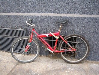 Municipalidad de Arica, bicicleta sin
                        lugar, primer plano