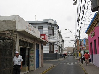 Calle Sotomayor, la vista a la
                        municipalidad de Arica
