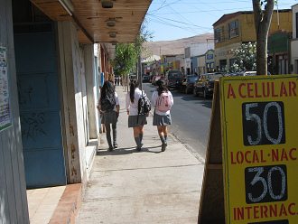 Uniformes escolares chilenos con mini
                        faldas