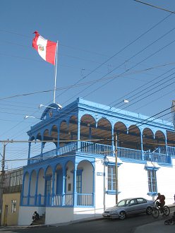 Yungaystrasse, das Bolognesi-Haus
                        ("casa Bolognesi") mit der
                        peruanischen Fahne