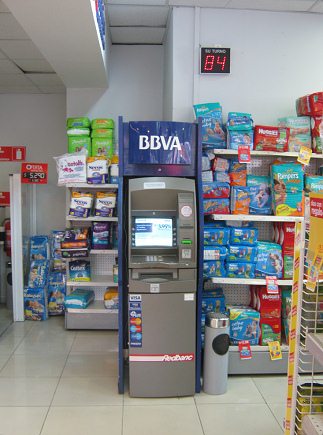 Bankautomat in der Apotheke
                              "ahumada" an der Kreuzung Lynch
                              / 21. Mai - mit Windeln im Hintergrund