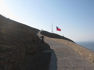 Cerro Morro, camino con la bandera chilena