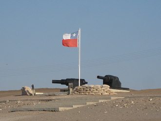 Otra bandera pequea de Chile con canones
                        pequeos