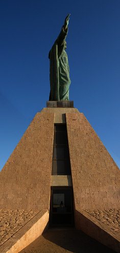 El monumento Cristo, vista
                                    lateral con entrada lateral