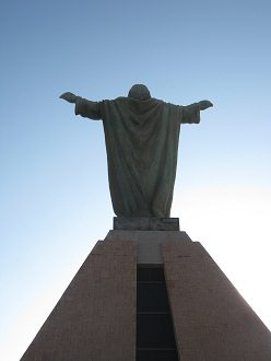 El monumento Cristo, vista de atrs,
                          primer plano