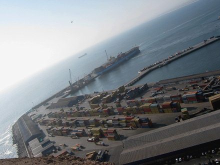 Vista
                          al puerto de Arica 01, terminal de
                          contenedores