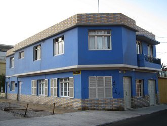 Baquedanostrasse, grosses, blaues Haus