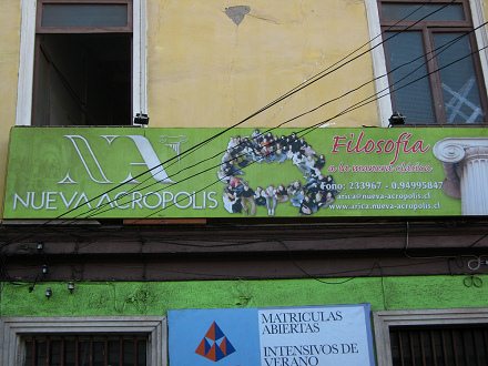 Baquedanostrasse, die Schule "Nueva
                          Acrpolis" mit Philosophiekursen