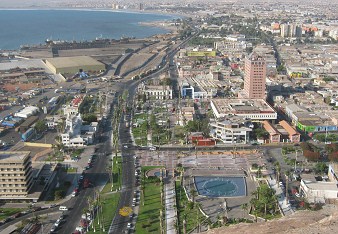 Vista a la avenida Lira con los parques
                    del centro administrativo de Arica