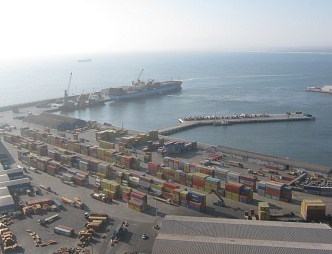 Die Aussicht vom Morroberg auf den
                            Freihafen von Arica, der Containerterminal