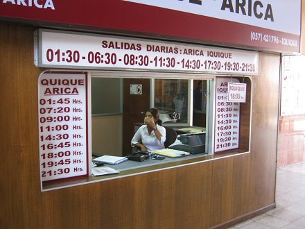 Una ventanilla de la empresa Pullman Santa
                        Rosa con ofertas para viajes entre Arica y
                        Iquique